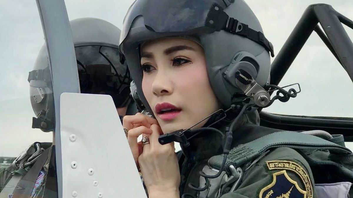 Oficjalna królewska kochanka Sineenat Wongvajirapakdi straciła tytuł i wszystkie stopnie wojskowe za nieposłuszeństwo wobec władcy.