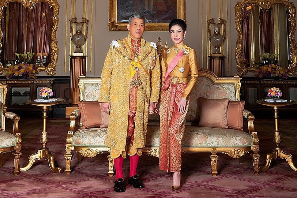 Król Tajlandii Maha Vajiralongkorn i jego partnerka Sineenat Wongvajirapakdi. 