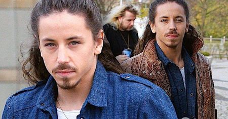 Michał Szpak w dżinsowym kombinezonie promuje "The Voice"! Nie zabrakło pięknych, damskich bucików!