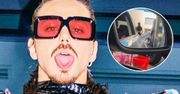 Michał Szpak poszedł na całość na stacji benzynowej. Klejnoty aż biły po oczach! Wideo z odważnego wypadu trafiło do sieci