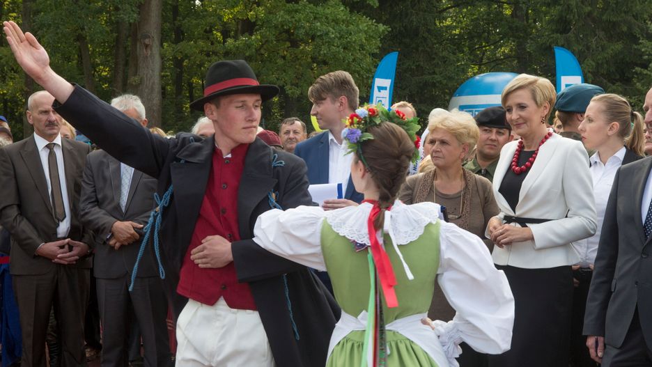 Policja sprawdza, czy atak na burmistrza Łasku podczas mszy dożynkowej był związany z pełnioną przez niego funkcją