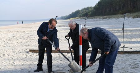 Prezes PiS w kampanii "jak z Barei". Wbijanie palików i dziennikarze na przyczepie