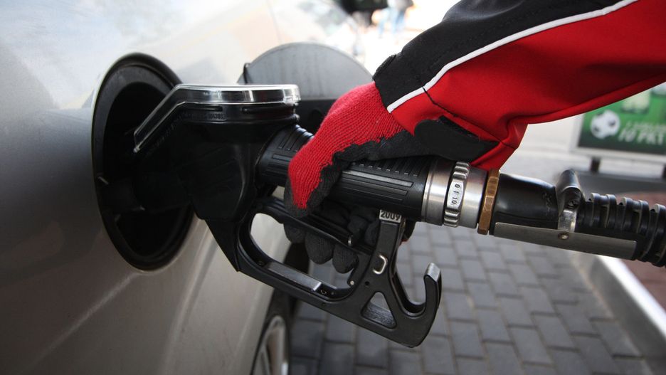 4,6 zł za litr benzyny 95 i 4,5 zł za litr diesla - tyle, zdaniem Jakuba Boguckiego z e-petrol, będą kosztować paliwa do końca roku