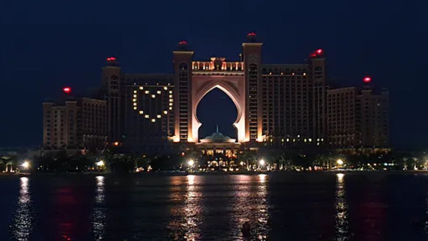 Dubaj jest położony na południowym wybrzeżu Zatoki Perskiej. Jest największym miastem w Zjednoczonych Emiratach Arabskich