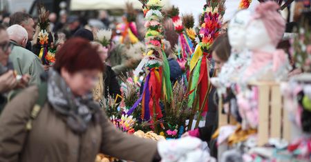"Na mszę nie chodzą, ale palmę i koszyczek pierwsi święcą". Tradycja kontra poglądy religijne