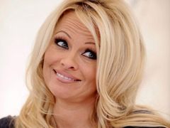 Pamela Anderson - piękna? Tylko z daleka!