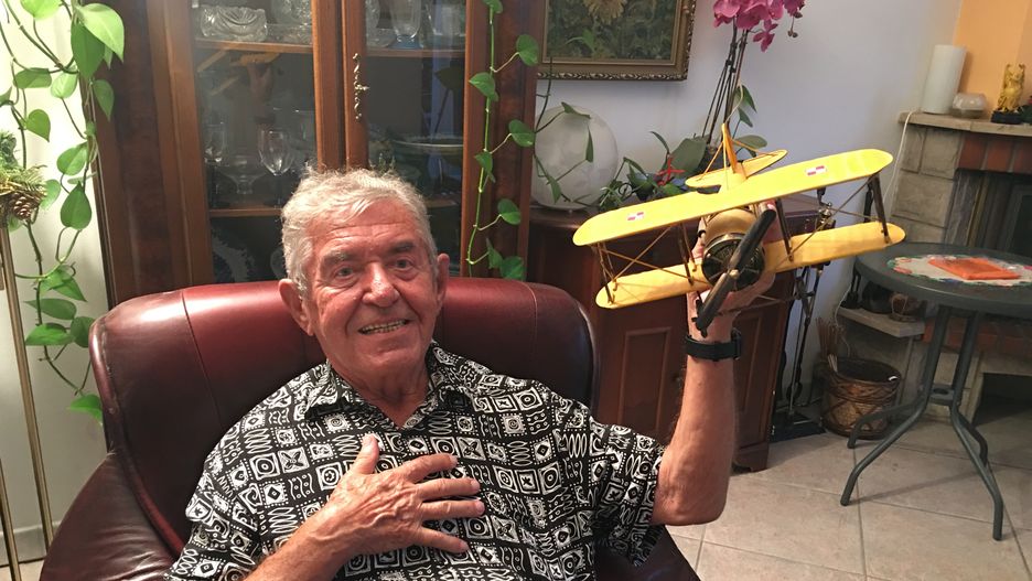 Pan Andrzej, emerytowany pilot LOT