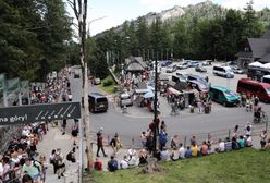 Zakopane. Tłumy pod Tatrami - korki na drogach dojazdowych i kolejki na szlakach