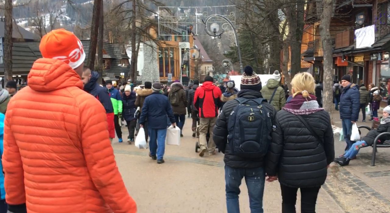 Alkohol, tłok i oszustwa pod Tatrami. Turyści przed sylwestrem zamieniają Zakopane w piekło