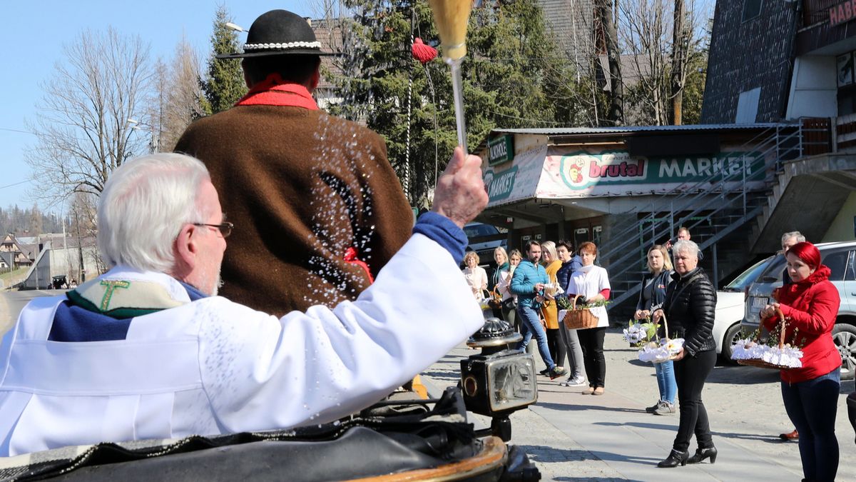 Wielka Sobota w Zakopanem. Kapłani święcili pokarmy na odległość