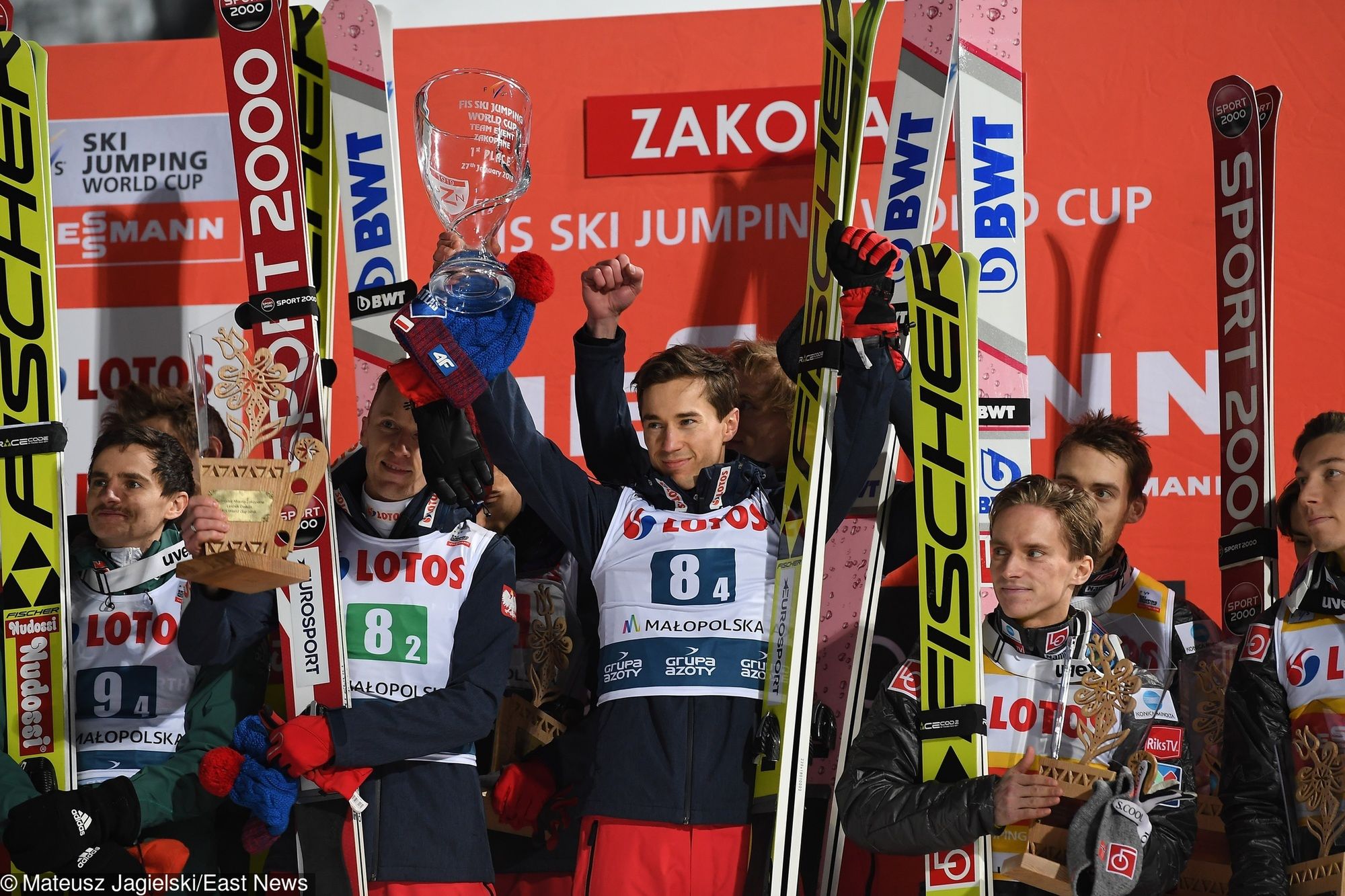Skoki narciarskie w Zakopanem 2019. Gdzie obejrzeć transmisję z Pucharu Świata? Na zdjęciu dekoracja po konkursie drużynowym w Zakopanem w 2018 r.