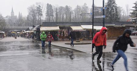 Zimna majówka w Tatrach. Deszcz i śnieg pokrzyżują wielu turystom plany