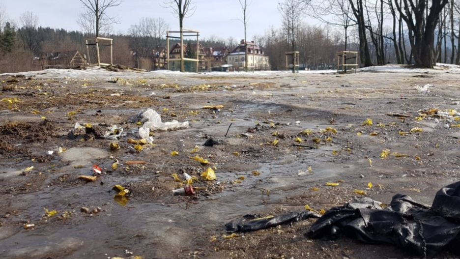 Topniejący śnieg odsłonił pozostałości po sylwestrze w Zakopanem