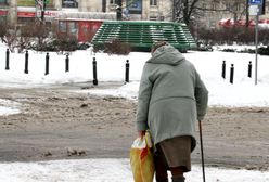 Starsza pani koczuje na klatce schodowej. Nie może się dostać do mieszkania