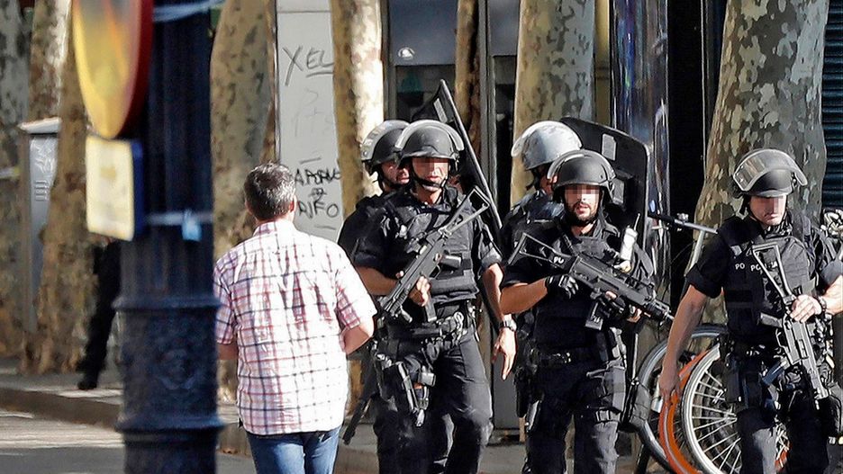 Na ulicach Barcelony wzmożone patrole policji