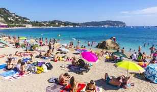 Wykopał dziurę na plaży we Francji. Zmarł, bo zalała ją woda