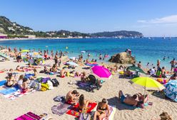 Wykopał dziurę na plaży we Francji. Zmarł, bo zalała ją woda