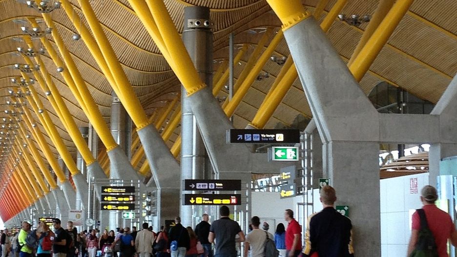 Sklepikarze na hiszpańskich lotniskach muszą iść na rękę pasażerom