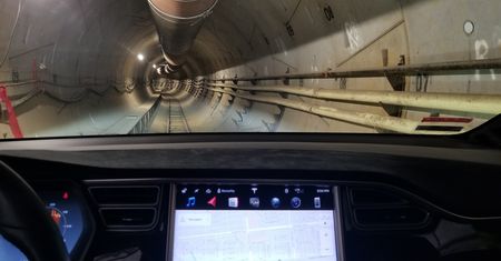 Elon Musk pokazuje, jak będzie działać tunel pod Los Angeles. W roli głównej Tesla Model X