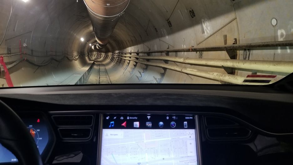 Pierwszym samochodem w tunelu musiała być Tesla