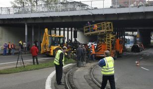 Tramwaj uderzył w filar wiaduktu