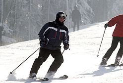 W kasku narciarskim mu do twarzy