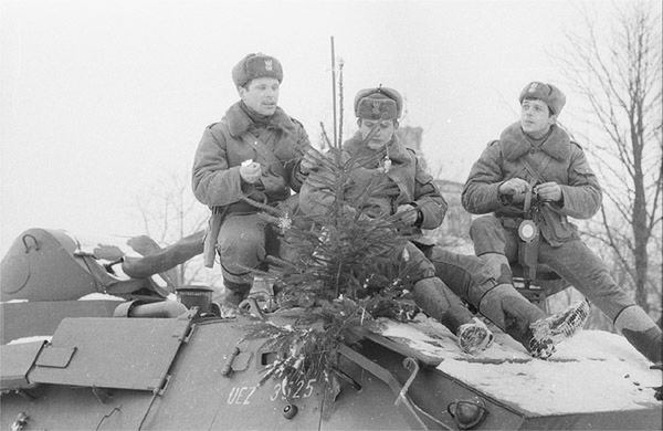 23 grudnia 1981 roku, żołnierze przed Świętami Bożego Narodzenia ubierają choinkę ustawioną na transporterze opancerzonym