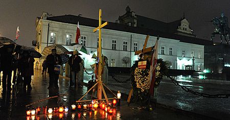 Krzyże przed pałacem