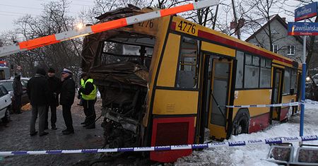 Pociąg uderzył w autobus komunikacji miejskiej