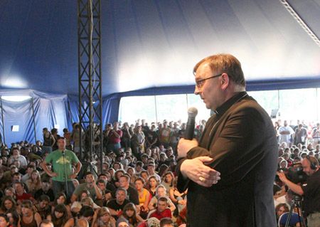 Abp Życiński pomaga betankom