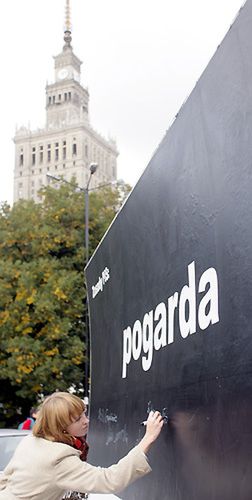 PO podpisuje swoje billboardy