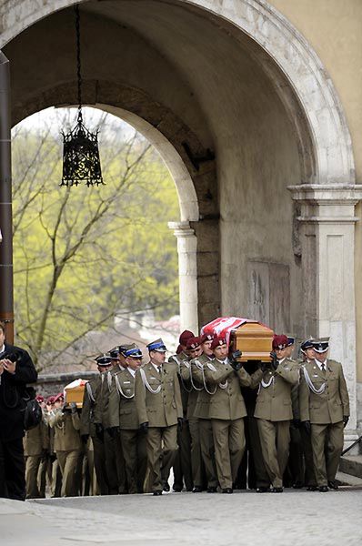 "Ciało prezydenta leżało na noszach, przykryte płótnem"