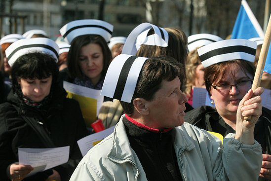 Protest pielęgniarek przed sejmem, żółte kartki dla polityków