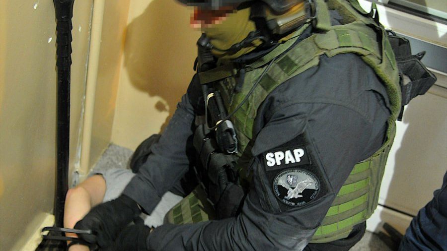 Zatrzymani trafili do aresztu, a policja zabezpieczyła m.in. 6 pojazdów o szacunkowej wartości 300 tys. zł oraz biżuterię.