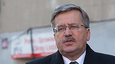 Prezydent Bronisław Komorowski przed łódzką siedzibą PiS
