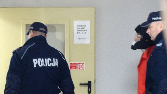 Kajetan P. doprowadzony przez policję