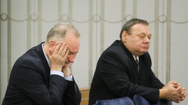 Senatorowie PiS Antoni Szymański i Jerzy Czerwiński podczas nocnej debaty nad ustawą