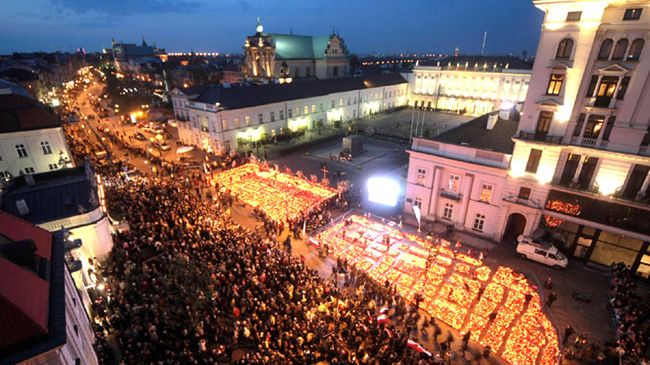 16.04.2010 r. znicze przed Pałacem Prezydenckim w Warszawie