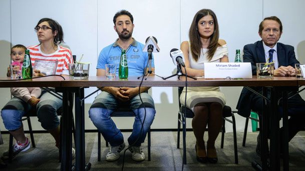 Syryjscy uchodźcy Nahla Fadel z córką Sarą oraz Adnan Saad, prezes zarządu Fundacji Estera Miriam Shaded i koordynator z fundacji Barnabas Fund dr Kris Baraniuk podczas konferencji prasowej w Warszawie