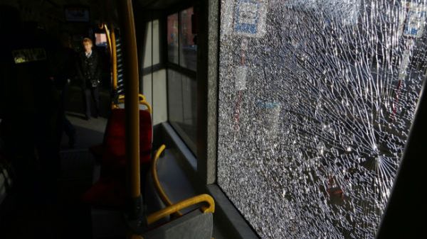 Popękane szyby w ostrzelanym tramwaju