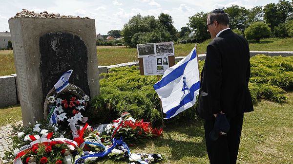 Ambasador Izraela Zvi Rav-Ner podczas obchodów rocznicy mordu Żydów w Jedwabnem