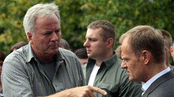 Premier Donald Tusk i producent papryki Stanisław Kowalczyk w miejscowości Sady Kolonia w pow. przysuskim, 13 sierpnia 2011 roku