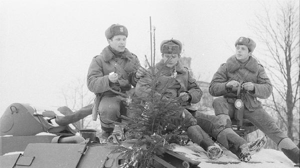 23 grudnia 1981 roku, żołnierze przed Świętami Bożego Narodzenia ubierają choinkę ustawioną na transporterze opancerzonym