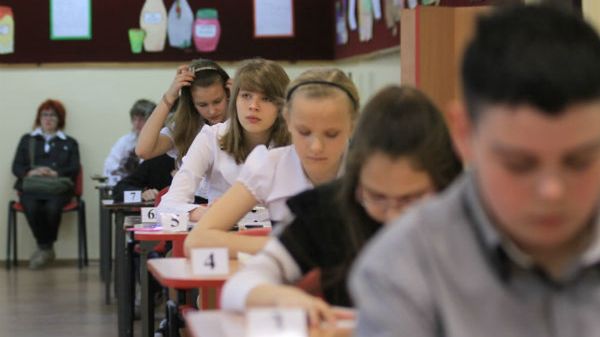 Uczniowie szkoły podstawowej nr 21 w Gorzowie Wielkopolskim piszą test szóstoklasisty