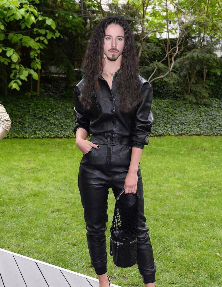Fotomontaż: Michał Szpak w skórzanym kombinezonie Oli Kot