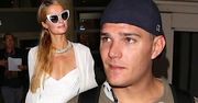 Paris Hilton z niechlujnym chłopakiem o polskich korzeniach na lotnisku. Ona jak dama, a on? Zobaczcie jego bluzę