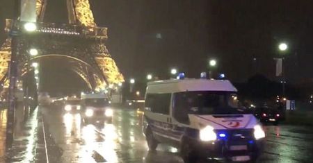 Alarm terrorystyczny w Paryżu. Turyści uwięzieni w wieży Eiffla