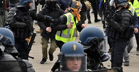 Francuska policja interweniuje. Jest zakaz dla "Żółtych Kamizelek"