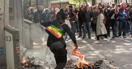 Niebezpiecznie w Paryżu. Zamieszki na ulicach
