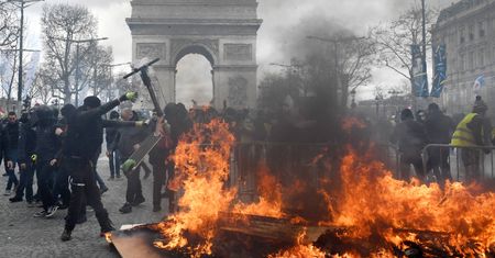 Chaos we Francji. Masowo okradają ekskluzywne sklepy